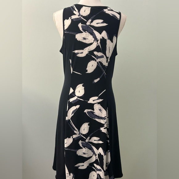 Banana Republic Blue and White Floral Sleeveless Dress - Picture 5 of 12